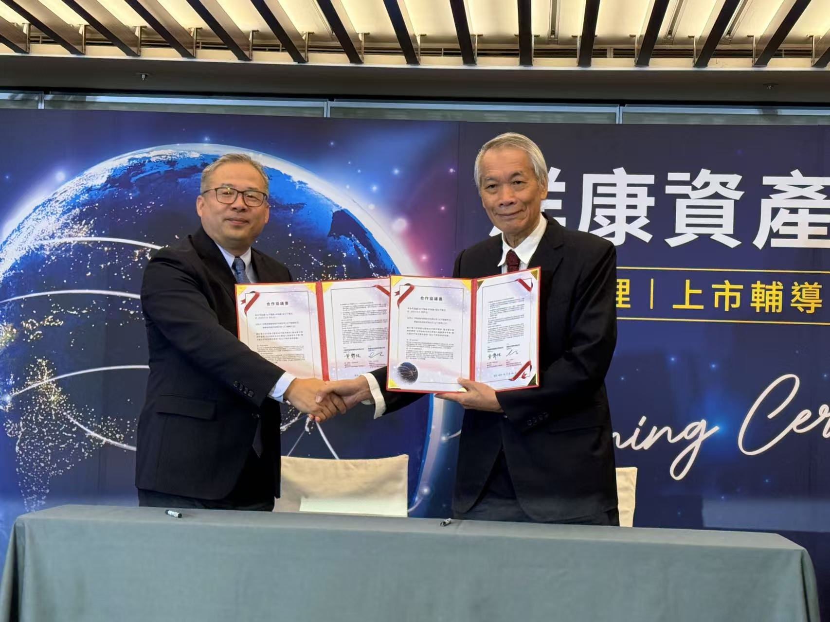 老虎證券CEO黃磊(左)與洋康資產董事長黃壽佐(右)共同簽署戰略合作協議。圖/張蔭泉攝。