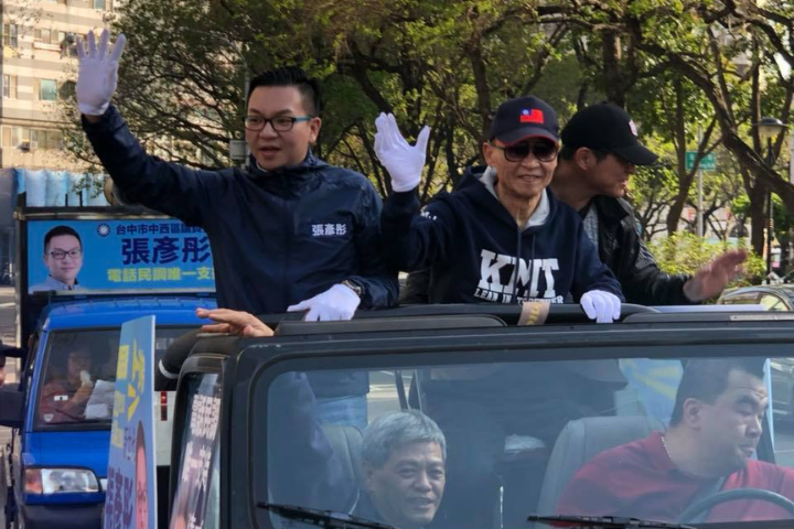 張宏年(中)晚年甚少露面,圖為其子張彥彤(左)2018年參臥台中市議員,以中西區第一高票當選。圖/取自張彥彤臉書