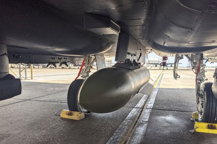 美軍在佛羅裡達州埃格林空軍基地完成了 GBU-72 系列試驗，這是該5,000 磅武器的首次裝載、飛行和投放。圖/取自U.S. Air Force官網