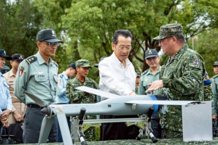 國防部長顧立雄視導Altius-600M攻擊型無人機實彈射擊，並觀看Altius-600M訓練機體。圖/取自國防部