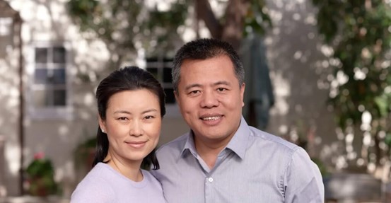 陳天橋（右）與妻子雒芊芊。圖/取自天橋腦科學研究院網頁