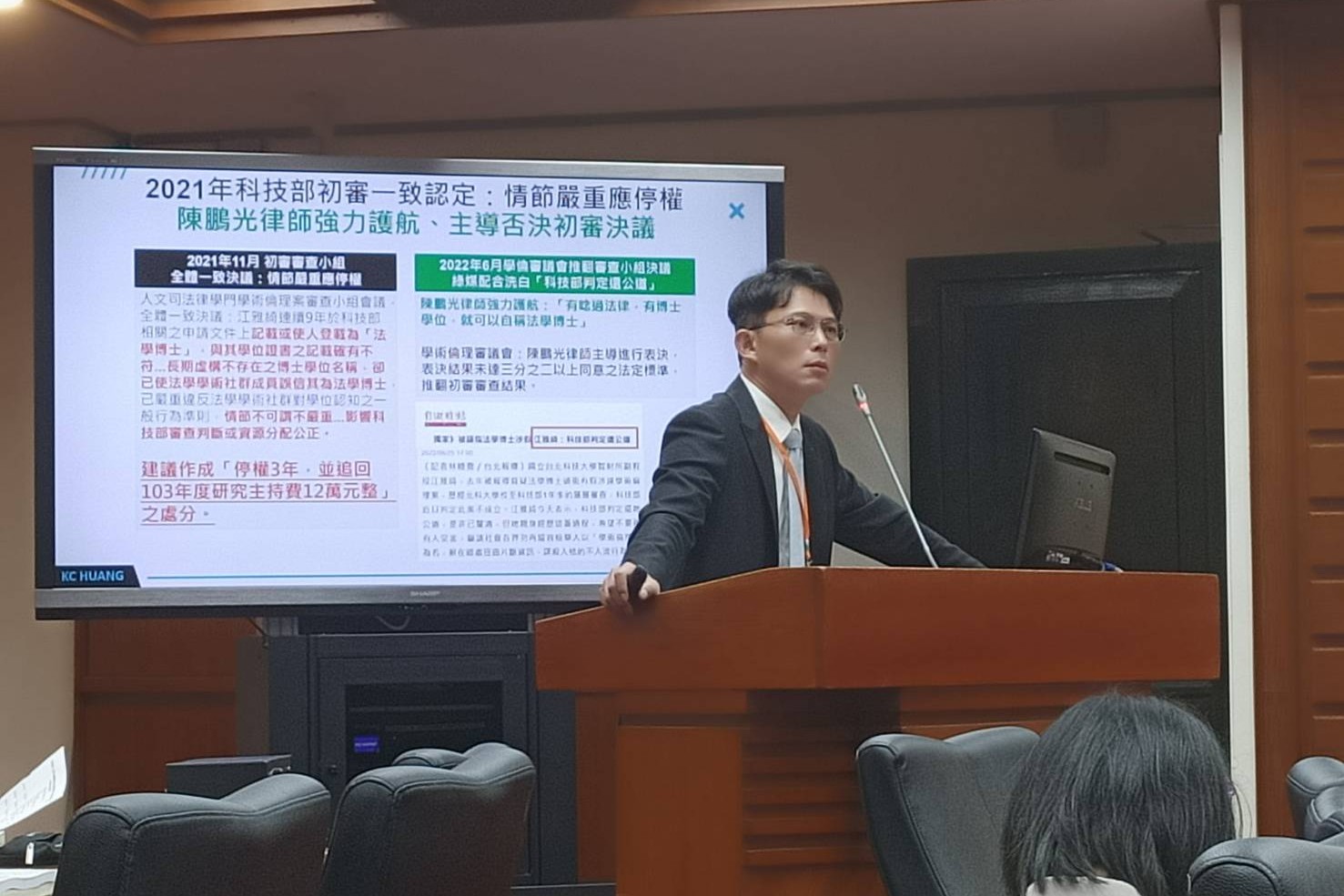 民眾黨團總召黃國昌29日質詢國科會主委吳誠文關於新任駐英公使江雅綺學倫案。圖/記者簡立欣攝