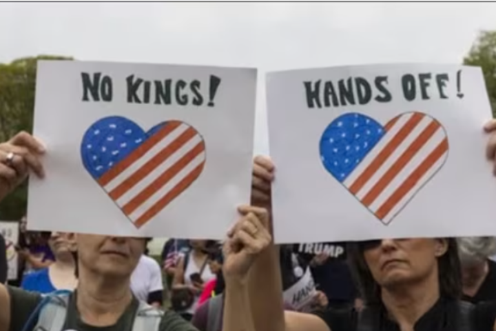 全美各地反對者計畫於14日在數百個城市發起「No Kings」抗議行動。圖/翻攝自KVUE  Youtube頻道