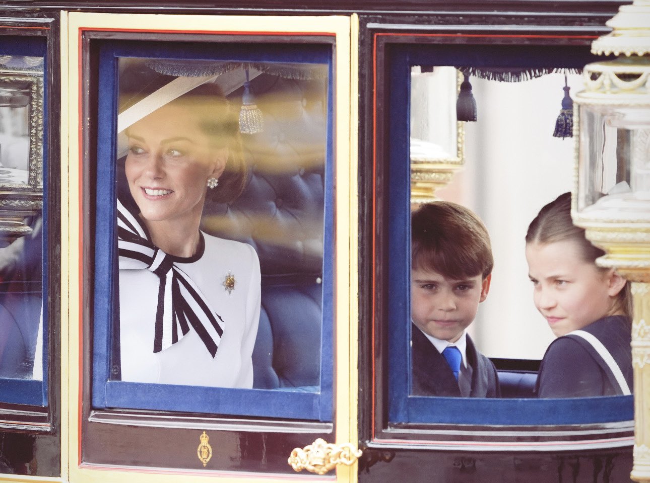 凱特王妃與孩子一起乘坐玻璃馬車沿林蔭大道參加遊行。圖/取自The Prince and Princess of Wales  @KensingtonRoyal