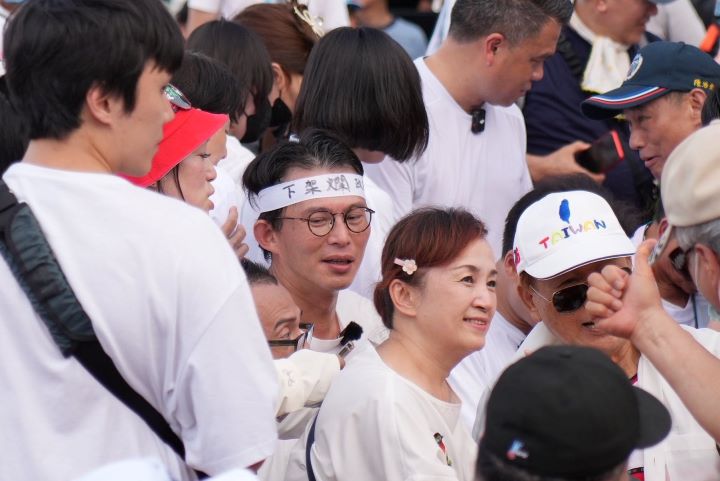 民眾黨主席黃國昌(中,頭綁布條者)出席聲援,他表示柯文哲與所有關心食安的台灣民眾一樣,對事件感到憤怒。圖/記者陳思豪攝