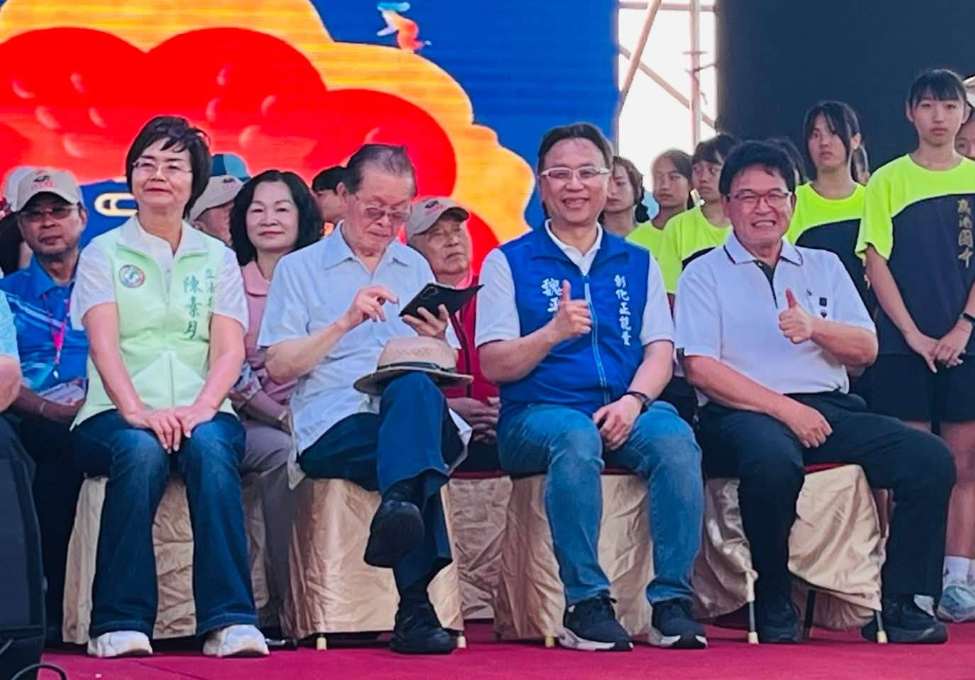 三位彰化縣長參選人同台,民進黨陳素月(左一)、國民黨魏平政(右二)、無黨籍邱建富(右一)。圖/取自邱建富臉書