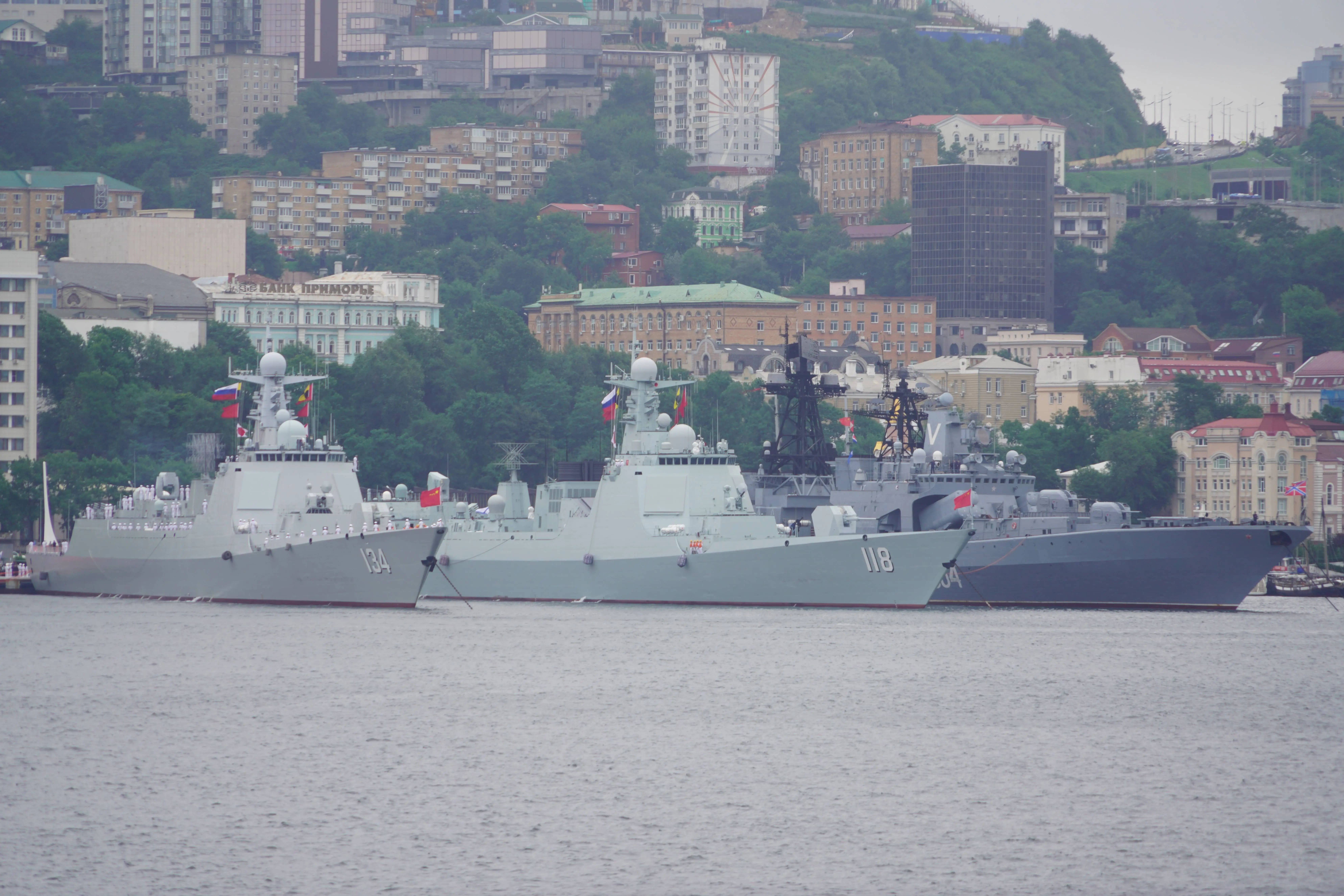 中俄今年聯合軍演已舉行多次，圖為今年7月31日停泊俄羅斯符拉迪汘斯托克（海參威）軍港參加「中俄海上聯合2025」聯合軍演的中俄雙方部分參演軍艦。圖／取自新華社