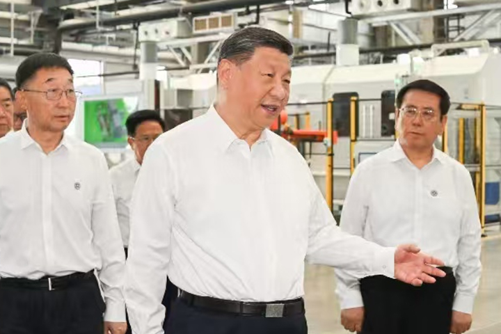 習近平前往企業參觀。圖／取自人民網