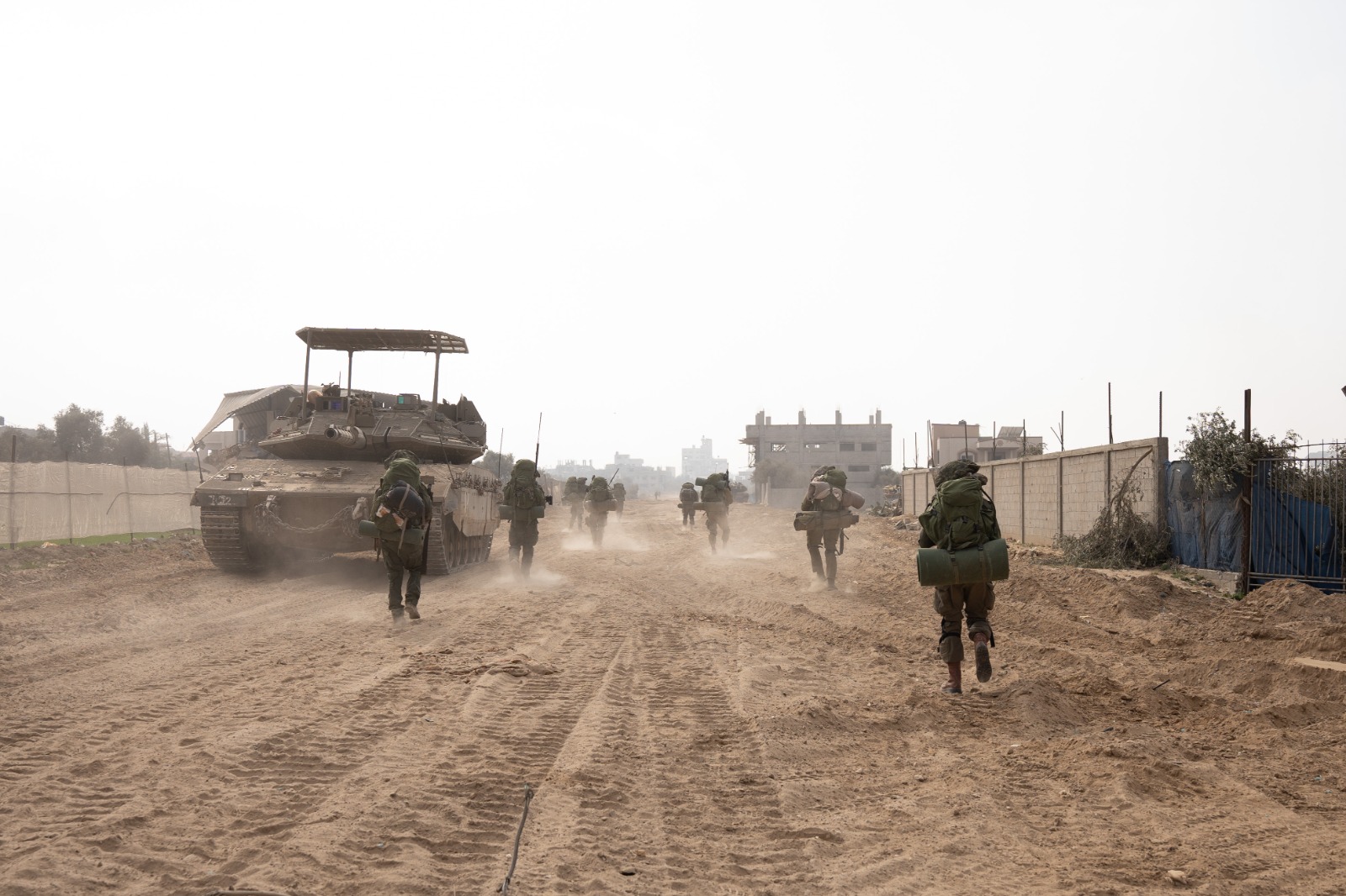 以色列國防軍23日發布的照片顯示，以軍地面部隊在汗尤尼斯展開行動。圖/取自以色列國防軍官網