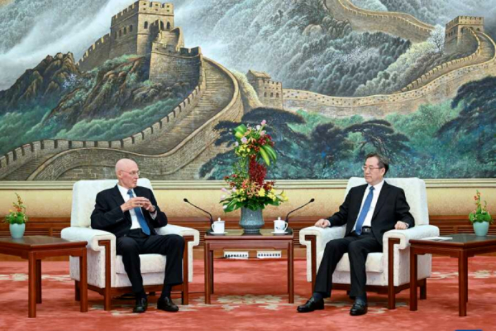 大陸積極在關稅議題上爭取國際支持，國務院副總理丁薛祥(右)10日在北京與美國前財長保爾森會面。圖/取自新華社