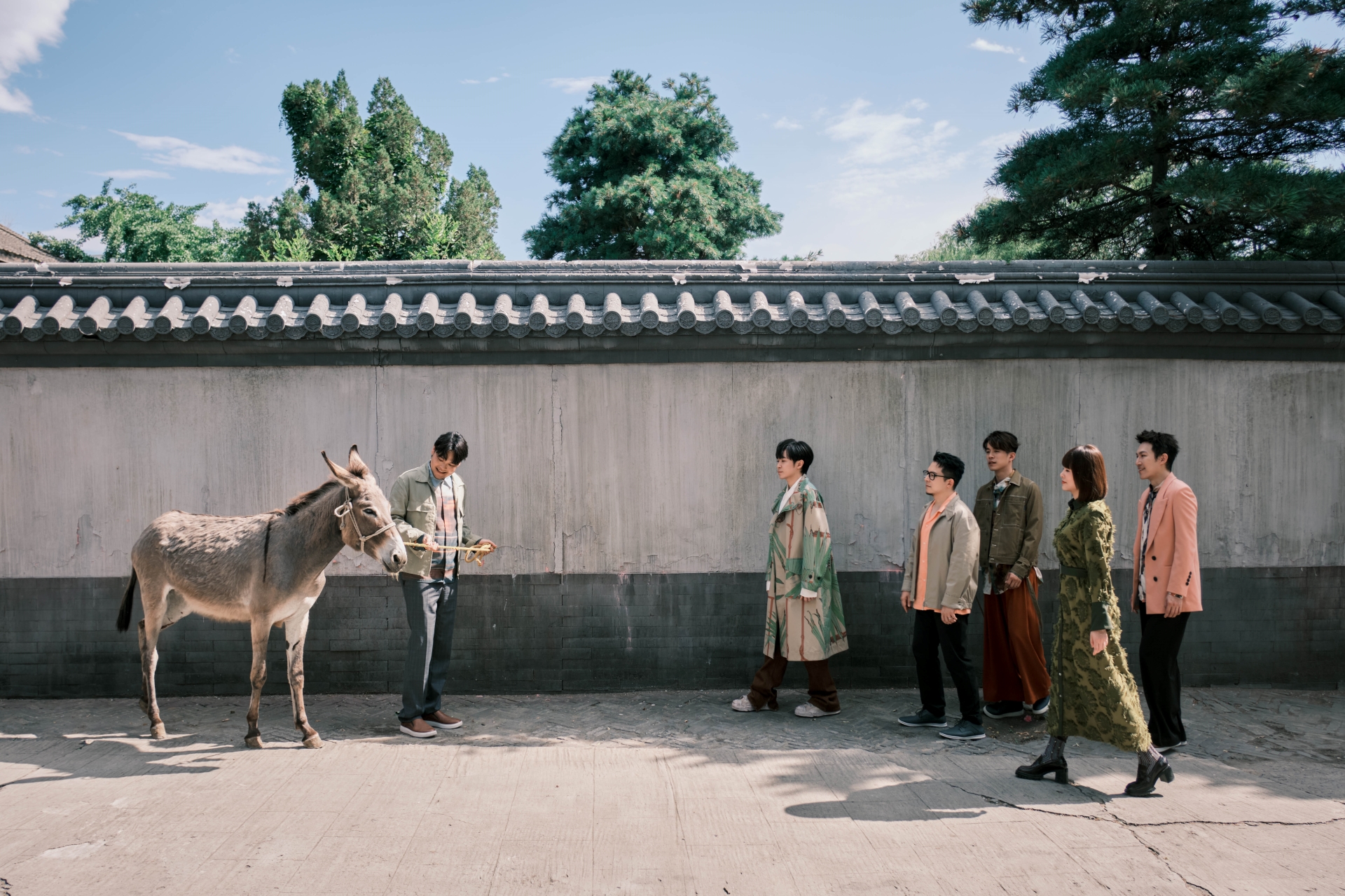 蘇打綠日前完成《二十年一刻》北京站演出後，隨即在北京進行《秋：故事（蘇打綠版）》的MV拍攝工作。圖/蘇打綠有限公司提供