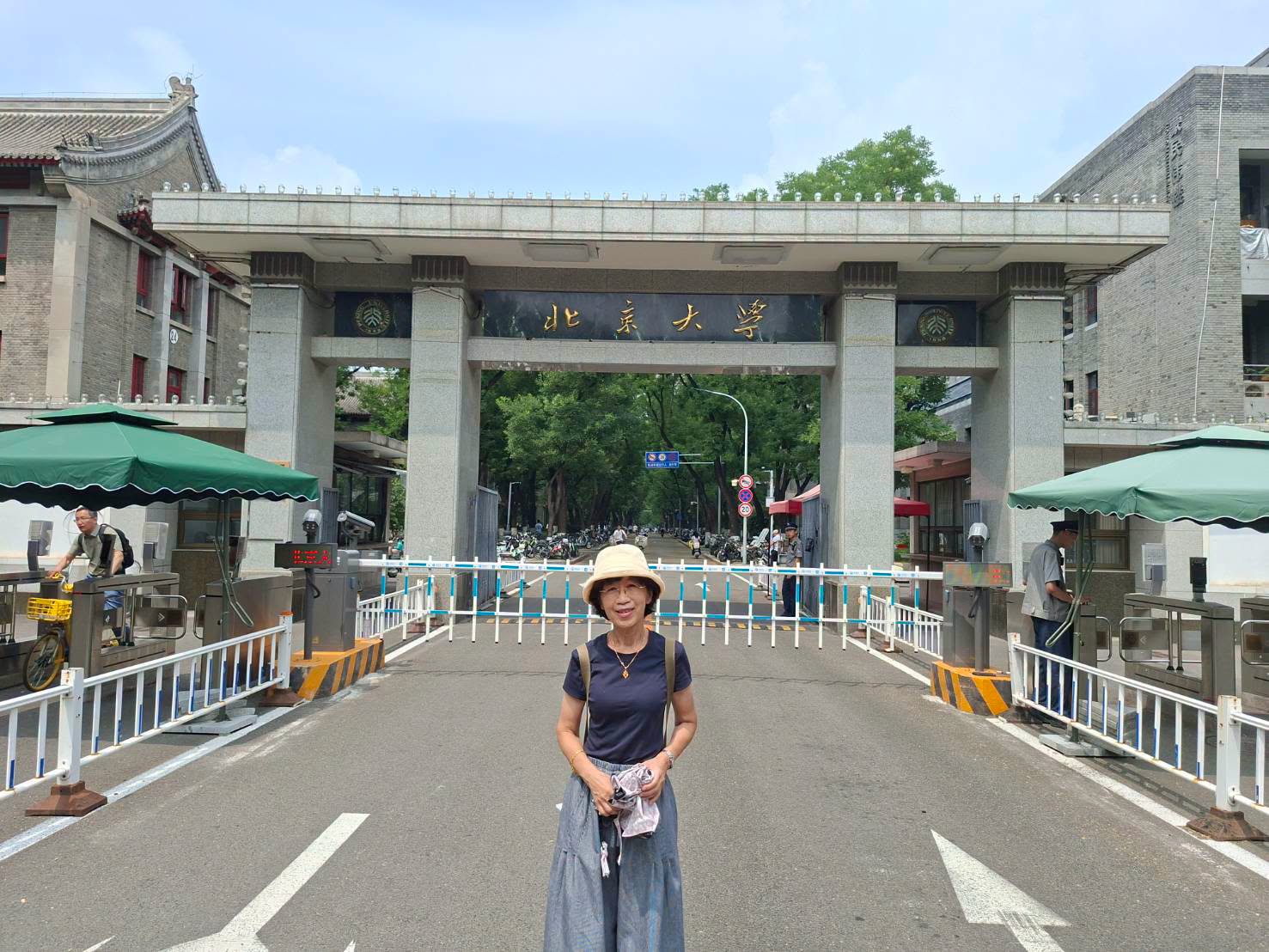 圖為陳佩琪在北大門口留影。圖／取自陳佩琪Peggy 臉書