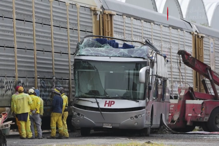 墨西哥貨運列車攔腰撞上雙層巴士　10人死亡61人受傷
