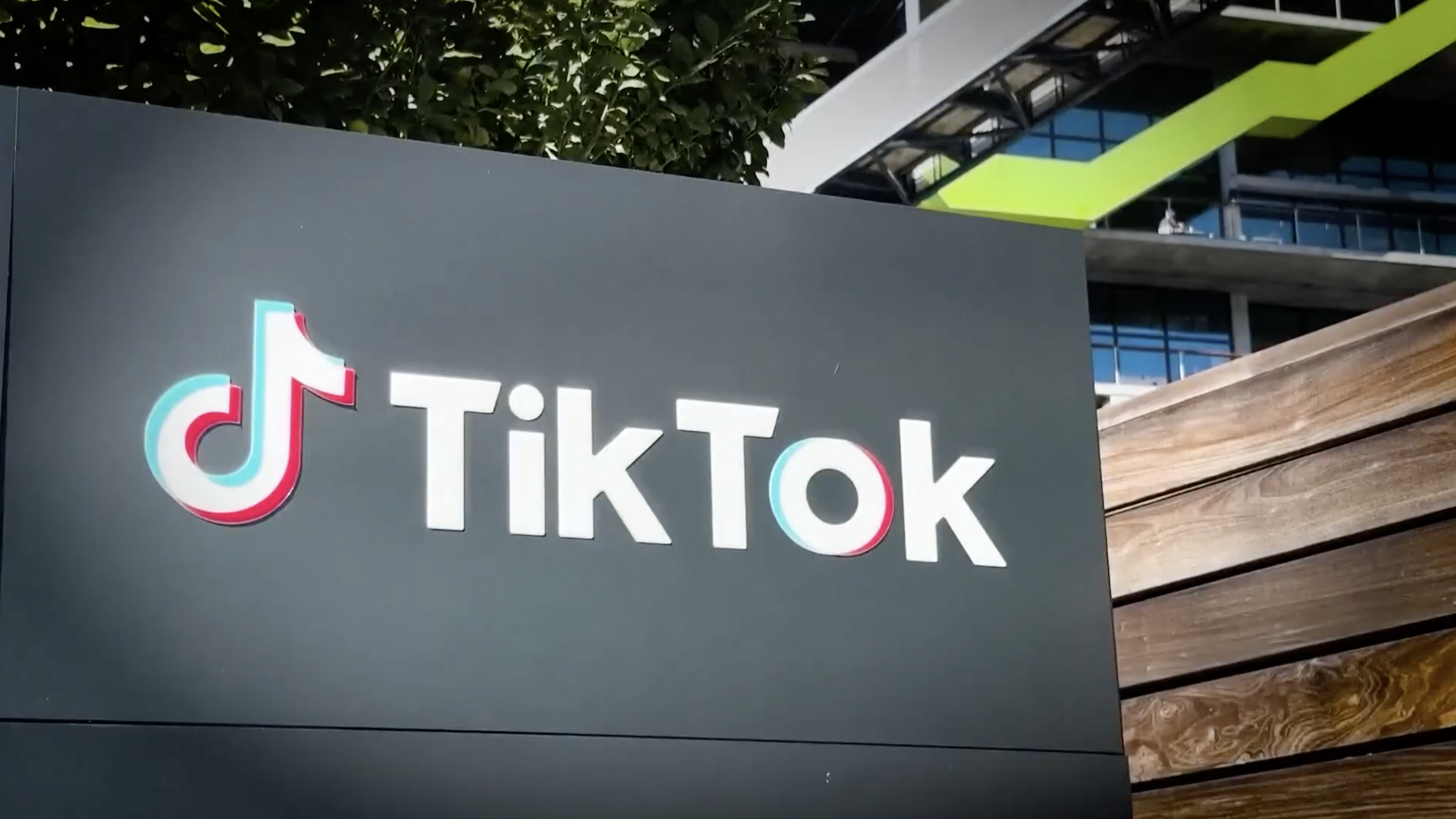 川普日前提到，有4個不同財團正競標熱門短影音應用程式TikTok。圖/翻攝自WTHR YouTube頻道