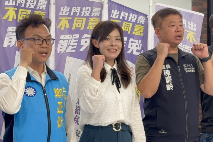 停職中的新竹市長高虹安（中）今天（26日）與國民黨立委鄭正鈐（左）雙雙過關大罷免，高虹安呼籲放下仇恨對立，繼續為城市努力。圖/中央社