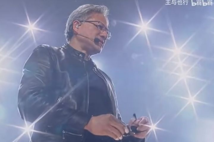 黃仁勳變身「AI舞王」影片爆紅　馬斯克轉發笑回：難怪RAM這麼貴