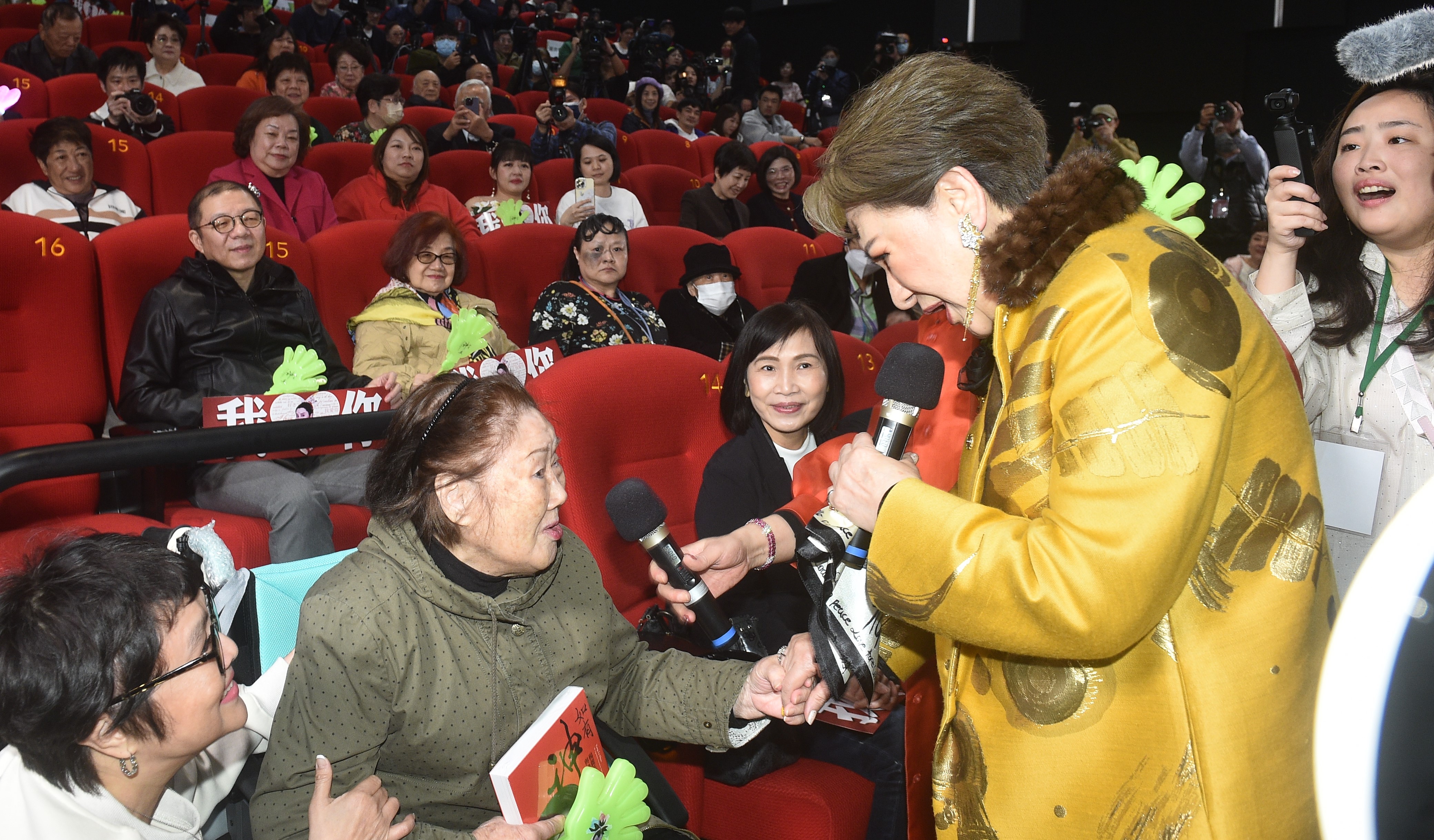 楊麗花Live唱《身騎白馬》  魅力驚人連91歲粉絲都從輪椅站起