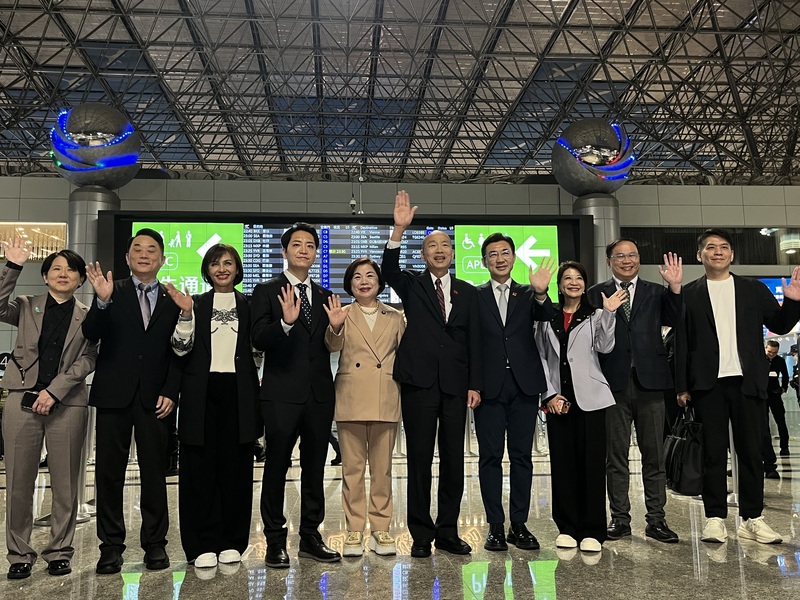 立法院長韓國瑜（右5）9日率領跨黨派立委訪歐。圖/中央社