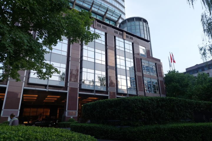 北京四季酒店位在北京亮馬河一帶，是北京的外交重鎮，不少外國商埠都在此。圖／中央社