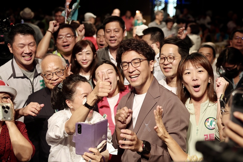 根據民調，民進黨台北市長候選人沈伯洋的聲勢上漲，直逼尋求連任的蔣萬安，但民調可信度受到質疑。圖/中央社