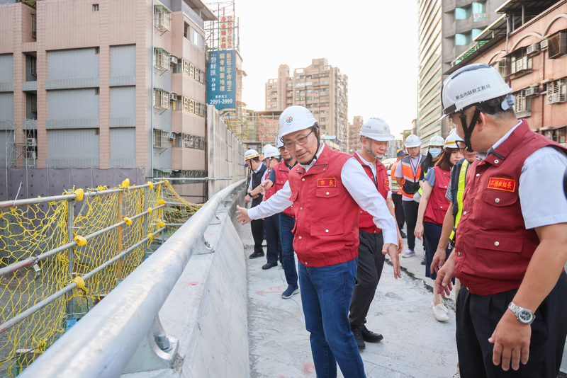 台1高架往台北忠孝橋方向今天（4日）搶通，恢復雙線通車。圖為新北市長侯友宜（中）3日視察第一階段搶修工程進度。圖/中央社