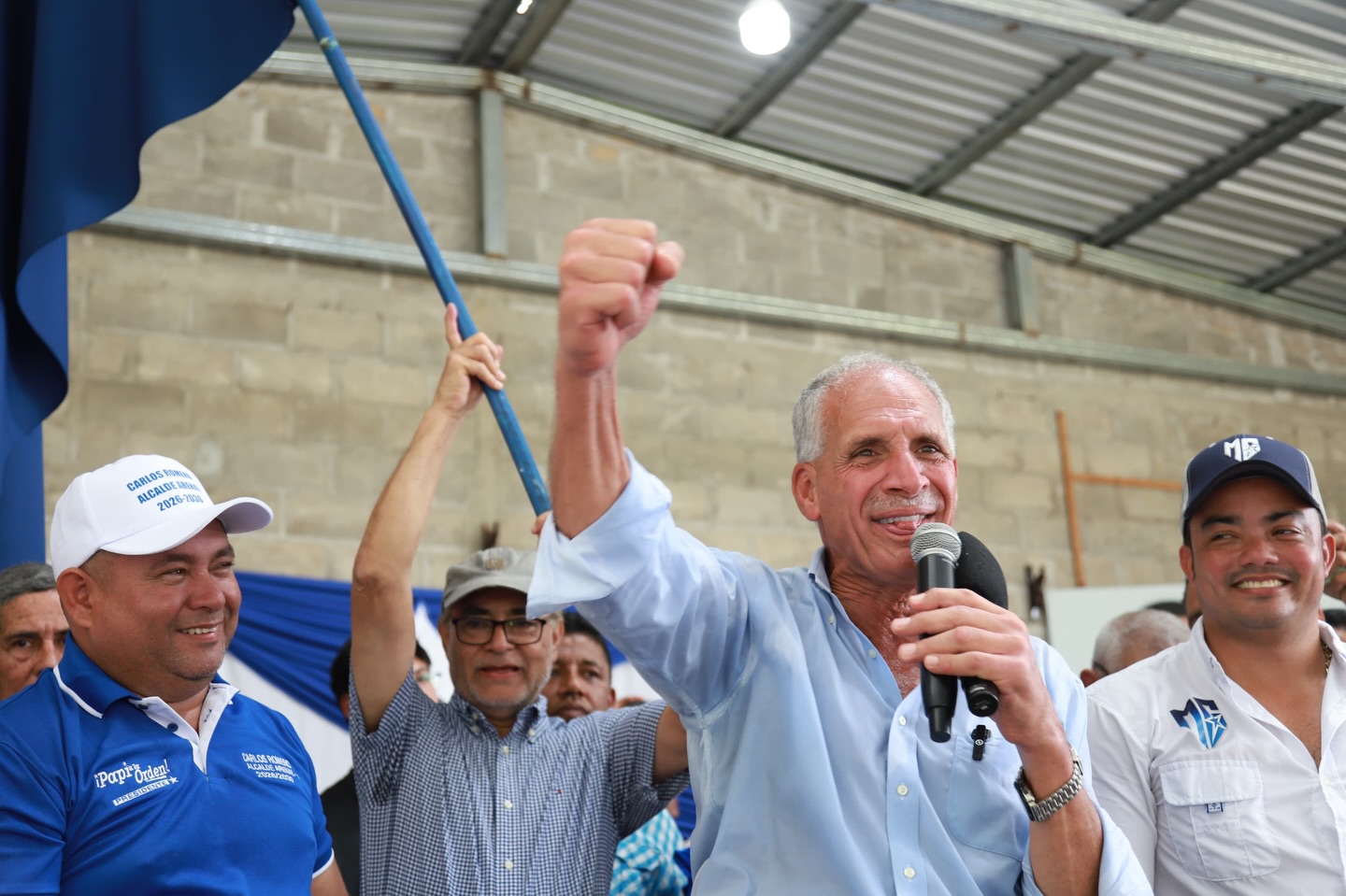 阿斯夫拉（右二）當選宏都拉斯新總統，他親台，也獲美國總統川普支持。圖／取自Nasry Tito Asfura FB