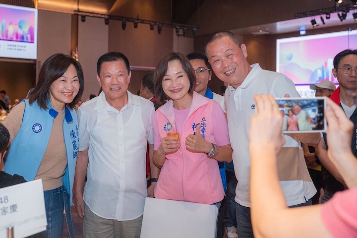 國民黨高雄市長參選人柯志恩(左三)與民眾互動。圖/取自柯志恩臉書