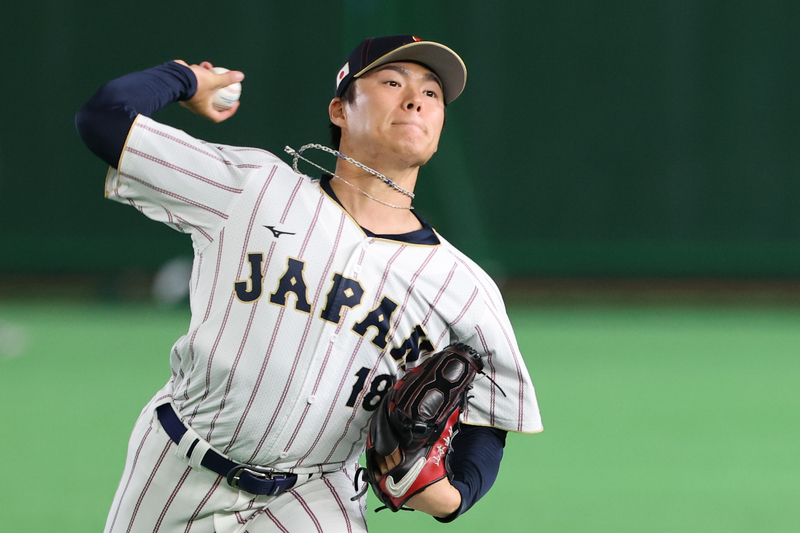   世界棒球經典賽（WBC）C組預賽即將正式開打，日本隊4日在東京巨蛋積極練球備戰，王牌投手山本由伸（圖）場上練投。圖/中央社