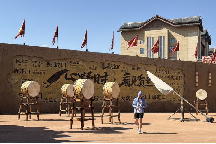 「漫葡.看見賀蘭沉浸式演藝小鎮」,近年成為寧夏熱門的新興旅遊景點。圖/記者陳素貞攝