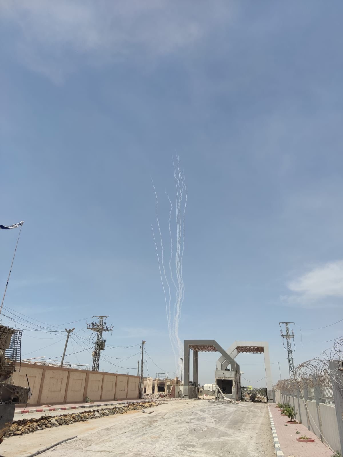 哈瑪斯向以色列特拉維夫發動大規模火箭襲擊，以軍以「鐵穹」攔截。圖/取自Israel Defense Forces  @IDF