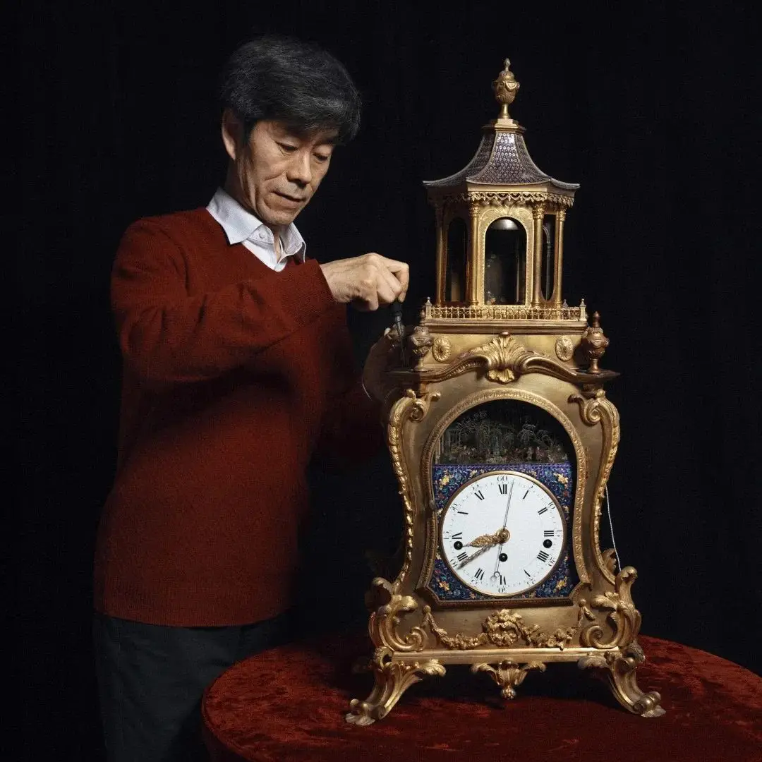 圖為故宮博物院國家級非物質文化遺產古鐘錶修復技藝傳承人王津。圖/取自搜狐