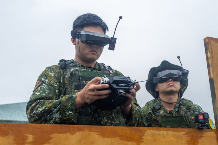   陸軍無人機部隊訓測評鑑，各受測單位操作自主組裝無人機，完成攻擊移動式目標等課目。圖/取自《青年日報》