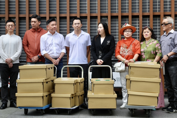 罷免民進黨立委吳思瑤團隊今天（7日）到北市選委會送交第二階段連署書，但領銜人張克晉未到場遭選委會拒收。圖/中央社