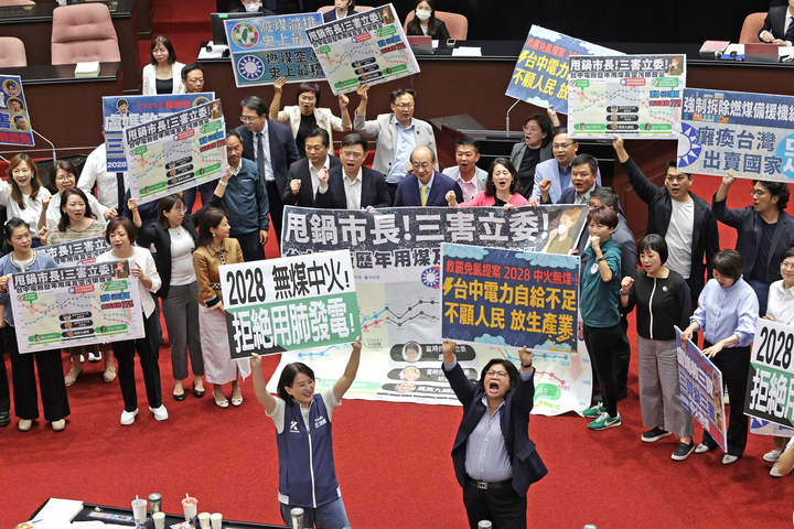 立院本月3日通過國民黨立委羅廷瑋等人所提2028無煤中火提案，台中市長盧秀燕站出來表示，中部民眾拒絕「用肺發電」。圖／中央社