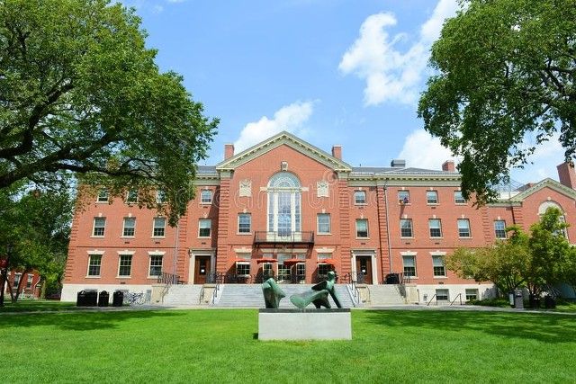 康乃爾學院是位於愛荷華州維農山的一所私立文理學院，非紐約州的康乃爾大學，圖為學院大樓。圖／取自網易
