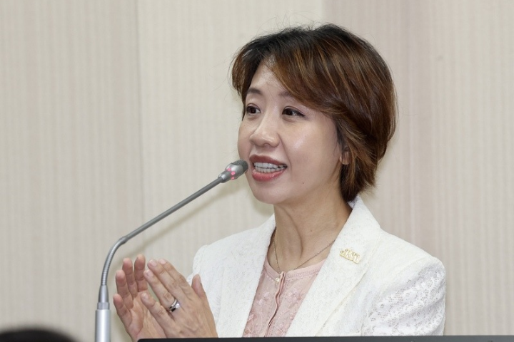 他揭僑委會代理委員長比徐佳青更強硬　李姸慧昔「犧牲同仁休假送機」被挖出