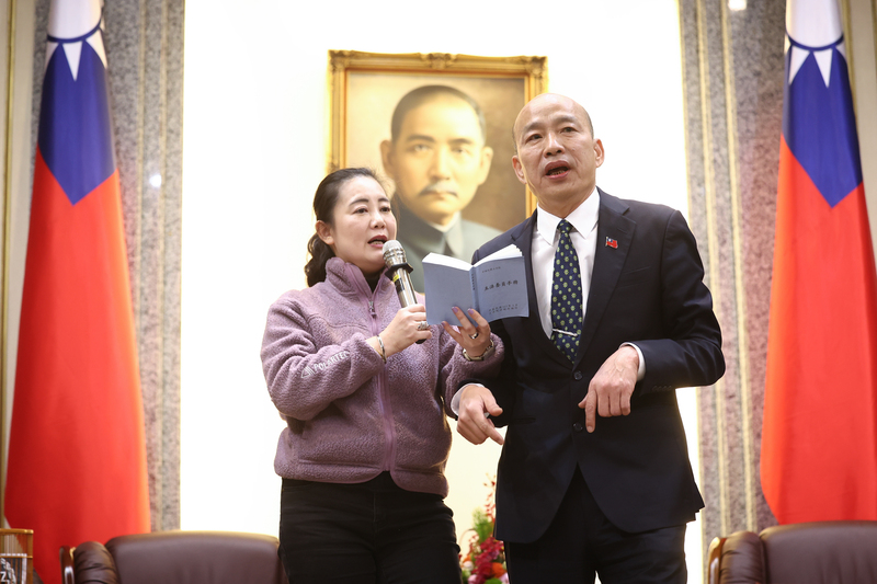 民進黨團幹事長吳思瑤（左）針對國民黨團使用人牆戰術向立法院長韓國瑜（右）抗議。圖/中央社