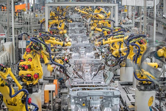 大陸製造業全面開放外資准入，圖為機器人在工作。圖／取自新華社