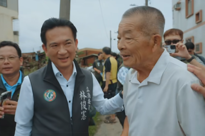 演很大！林俊憲PO災民致謝影片翻車 網揭「阿伯」為民進黨資深黨員