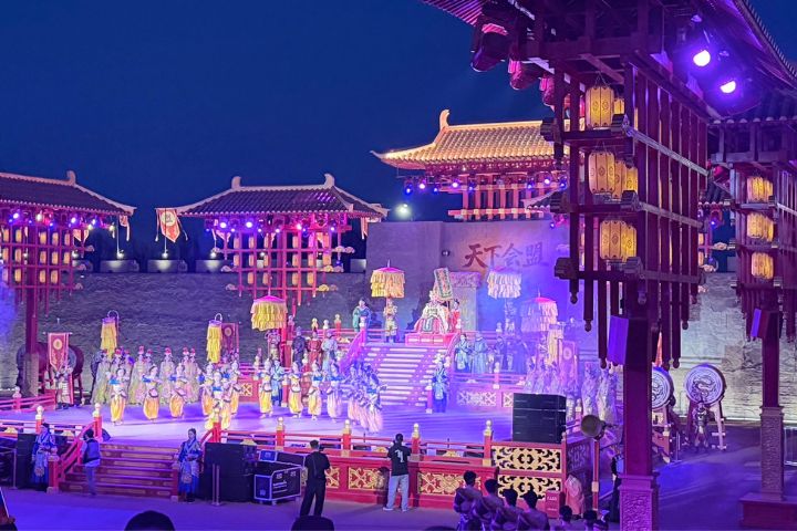 壓軸登場的《靈州會盟》則透過大型戶外劇場,重現千年前多民族交流共榮的重要歷史場景。圖/記者陳素貞攝