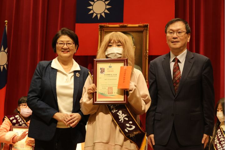 衛福部常務次長莊人祥(右)罕見含淚談及自身抗胃癌歷程,透露過去從未公開的治療細節。他鼓勵在場的罹癌學生:「活著,就是希望」。圖/周大觀文教基金會提供