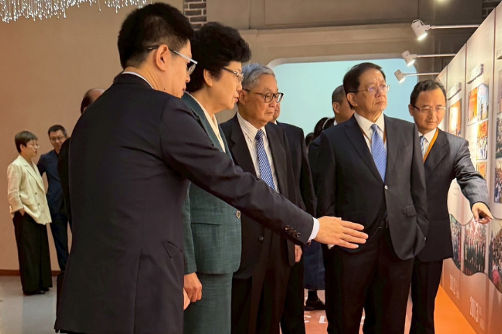 宋慶齡基金會主席李斌接待前台大校長管中閔（右二）等人觀賞照片展。圖/主辦單位提供
