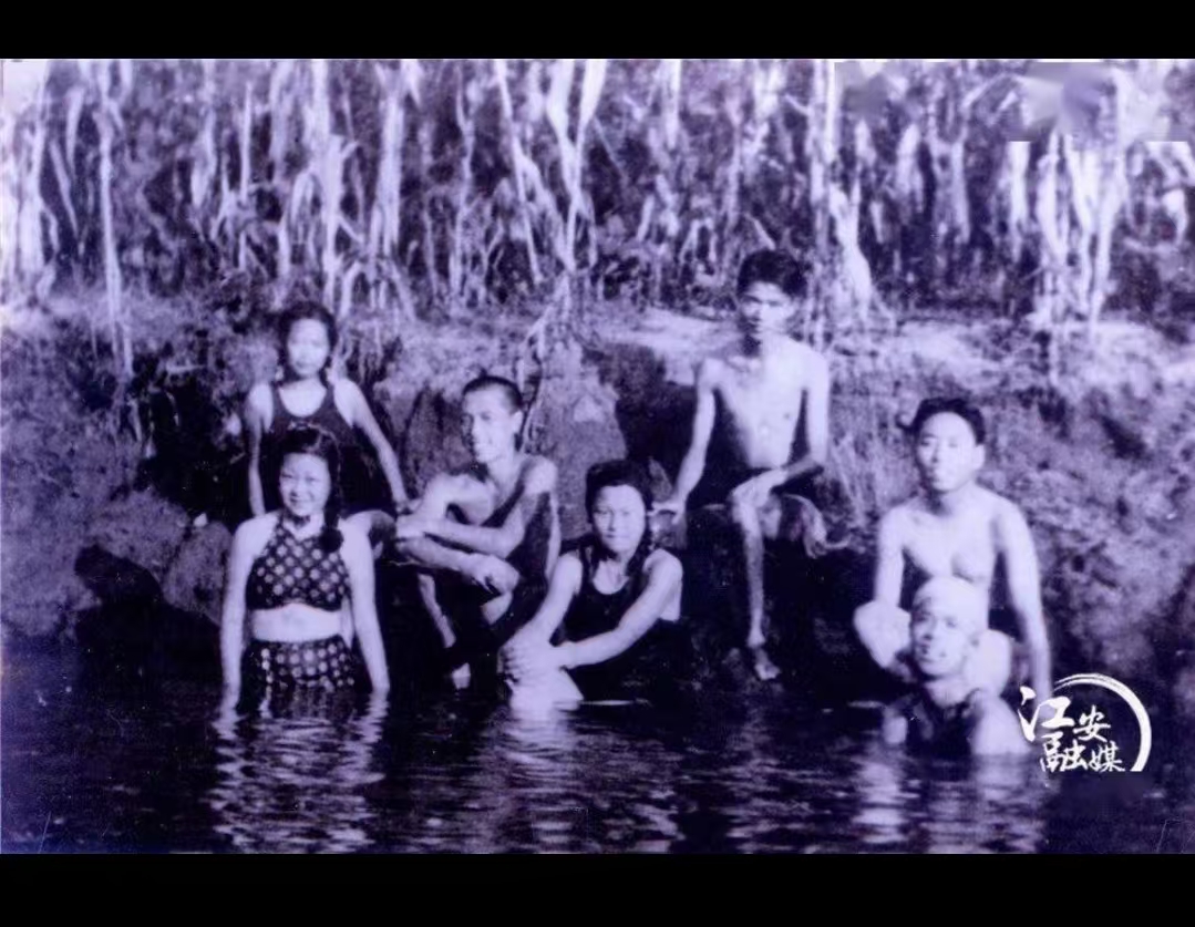 1939年暑假，時任國立劇專校長祕書吳祖光（右）帶著學生到江安的河邊學游泳，引起居民議論。圖/取自江安融媒