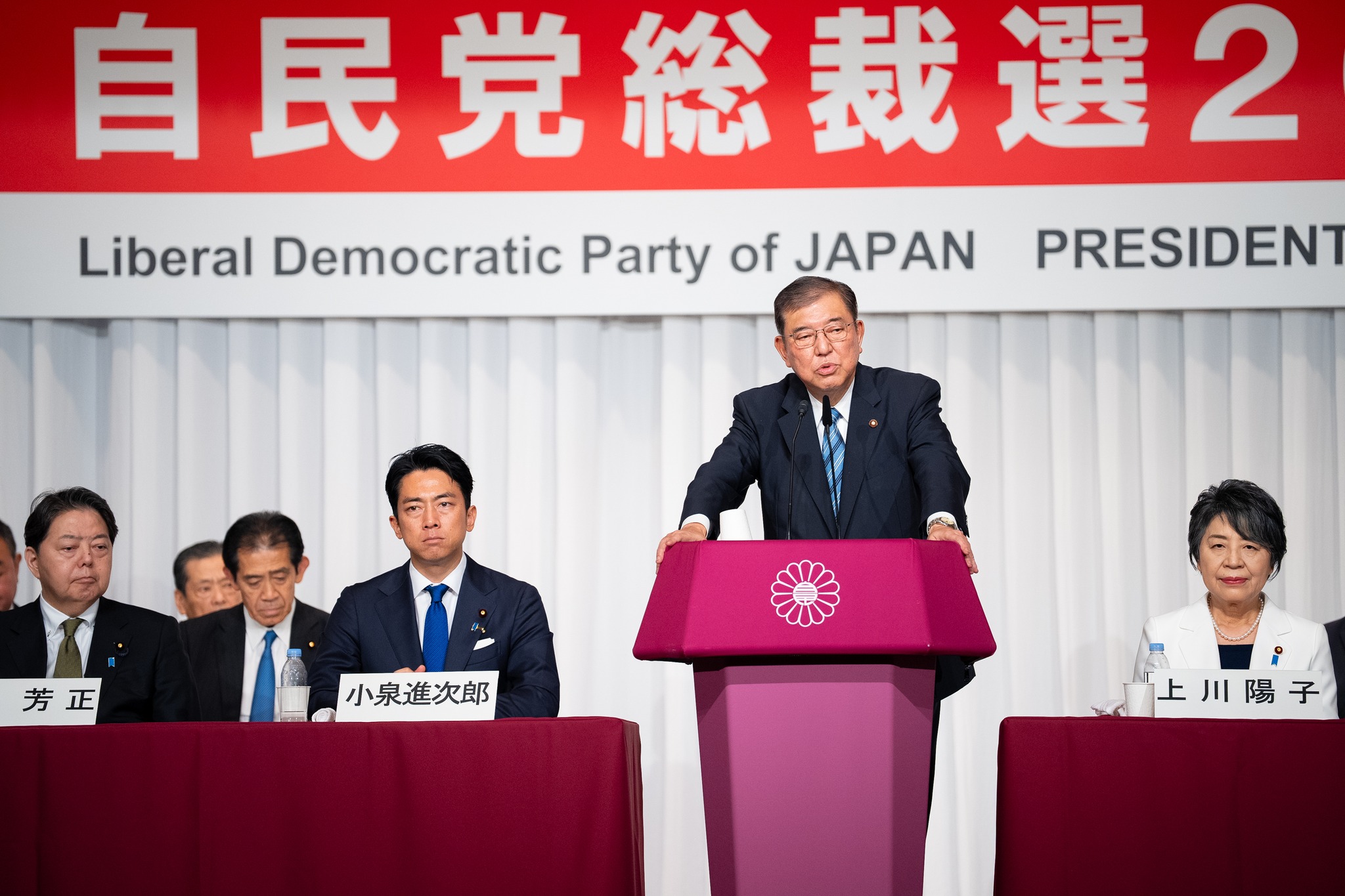 自民黨前幹事長石破茂（站立者）27日於自民黨總裁決選中逆轉勝，圖為石破茂9月12日在黨內發表競選談話。圖／取自石破茂FB