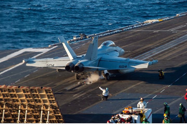 一架F/A-18E「超級大黃蜂」戰鬥機卡爾·文森號（CVN 70）的飛行甲板上起飛。圖/取自U.S. Navy官網
