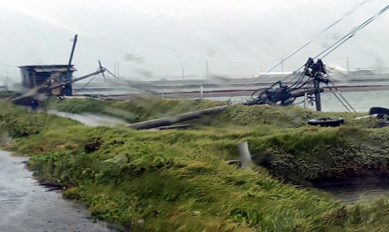 凱米颱風過境，雲林台西海埔新生地養殖區電線桿傾倒，有業者反映部分養殖區至今尚未復電。圖/中央社