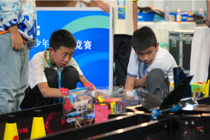 在貴州的青少年機器人競賽，選手調整機器人。圖/取自人民網