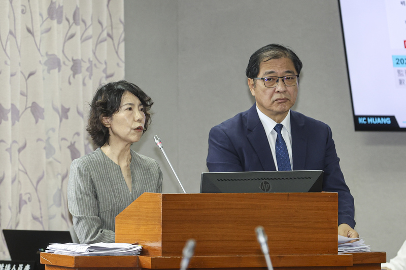 法務部長鄭銘謙（右）、監察院副秘書長王增華（左）16日到立法院進行專題報告，並備質詢。圖/中央社