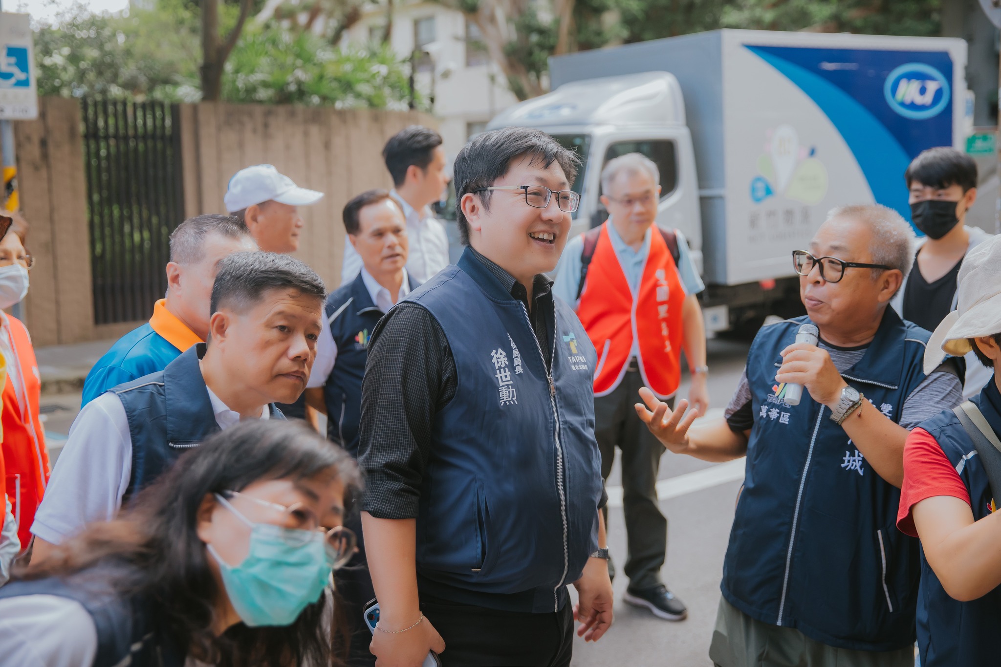 徐欣瑩的胞弟徐世勳（中）說，相關傳聞「斧鑿太深」，已對當事人造成不必要的傷害。圖／取自臺北市環保局臉書