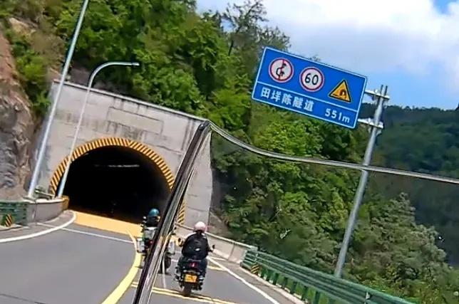 仙居縣上張鄉田垟陳隧道全程551公尺，騎行的機車較多。圖/取自台州交警